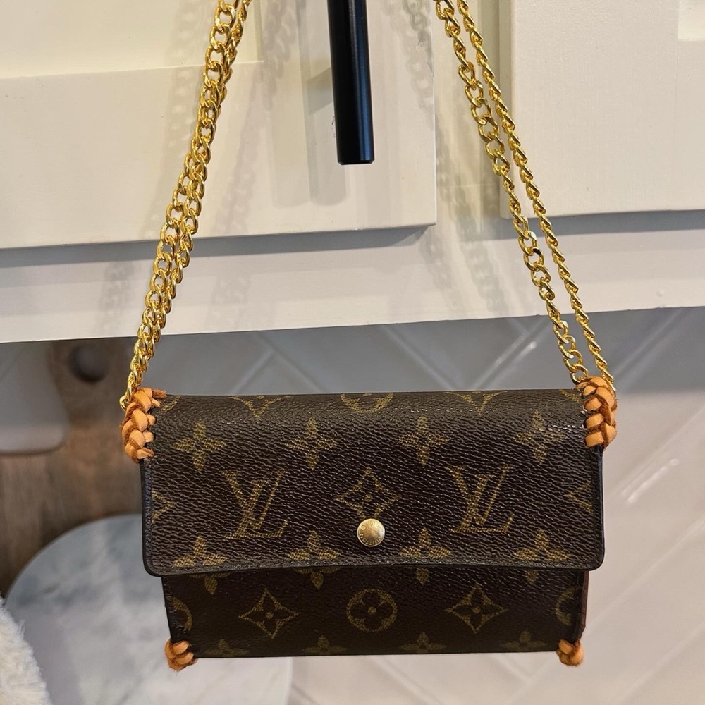AUTHENTIC vintage revamped Louis Vuitton with removable chain